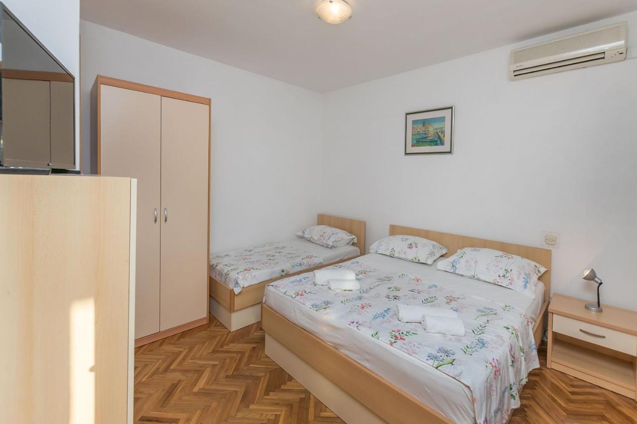 Apartments And Room Nevenka Makarska Exterior photo