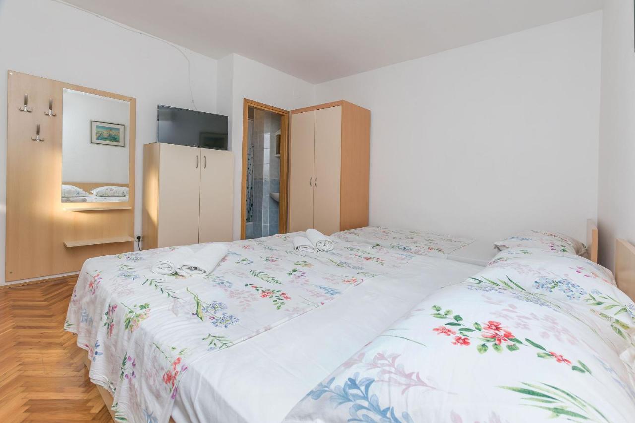 Apartments And Room Nevenka Makarska Exterior photo
