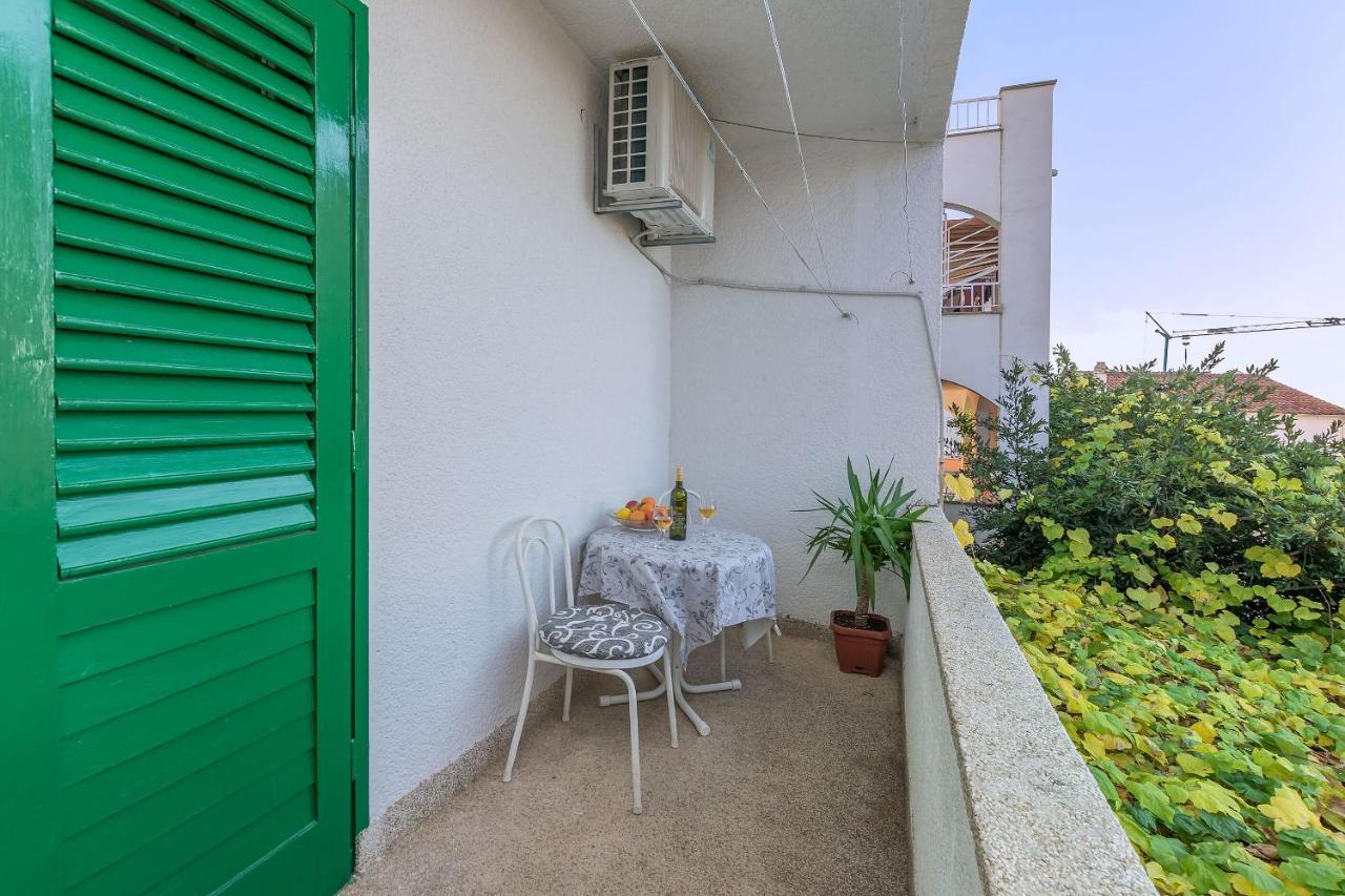 Apartments And Room Nevenka Makarska Exterior photo