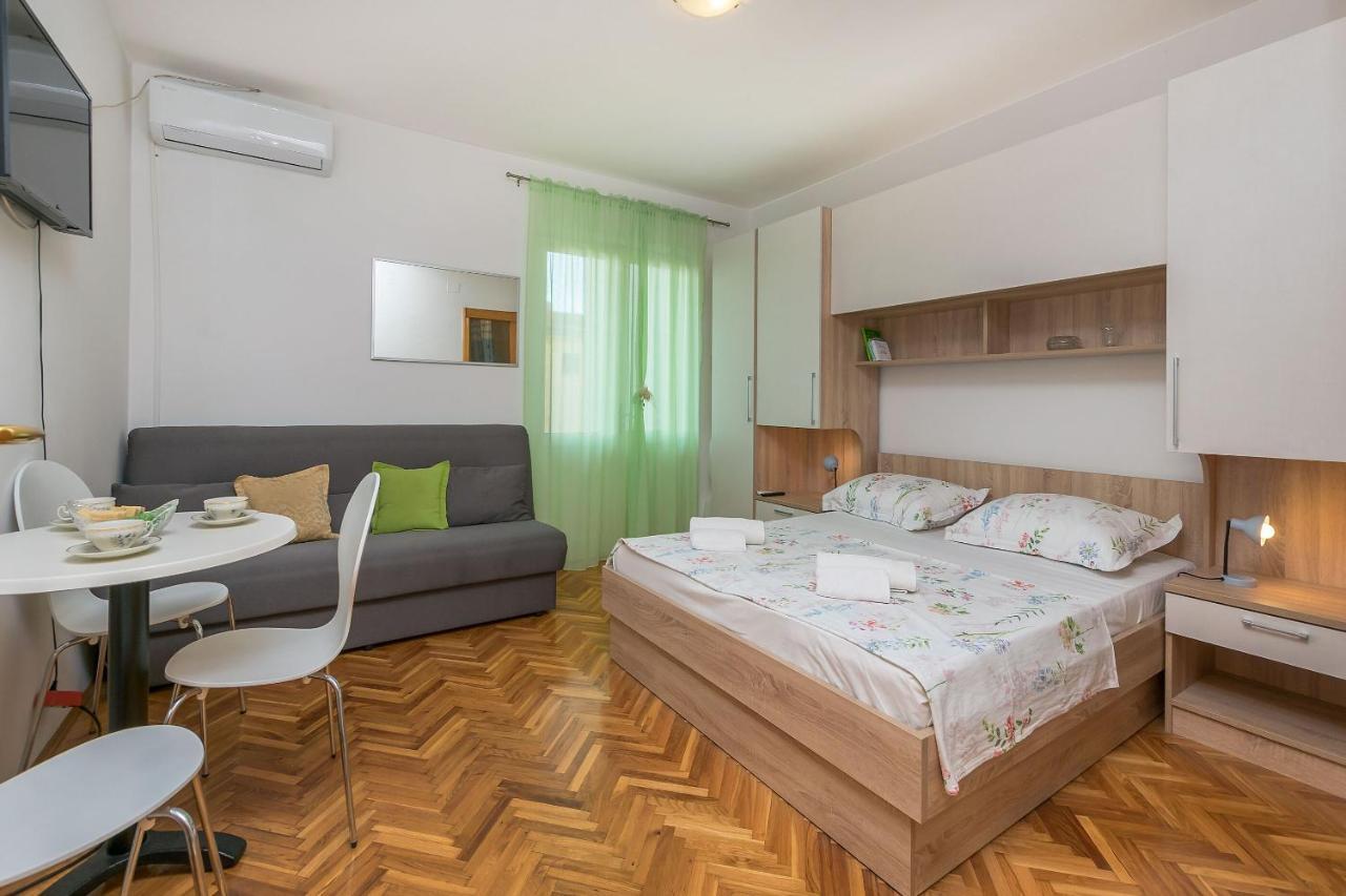 Apartments And Room Nevenka Makarska Exterior photo