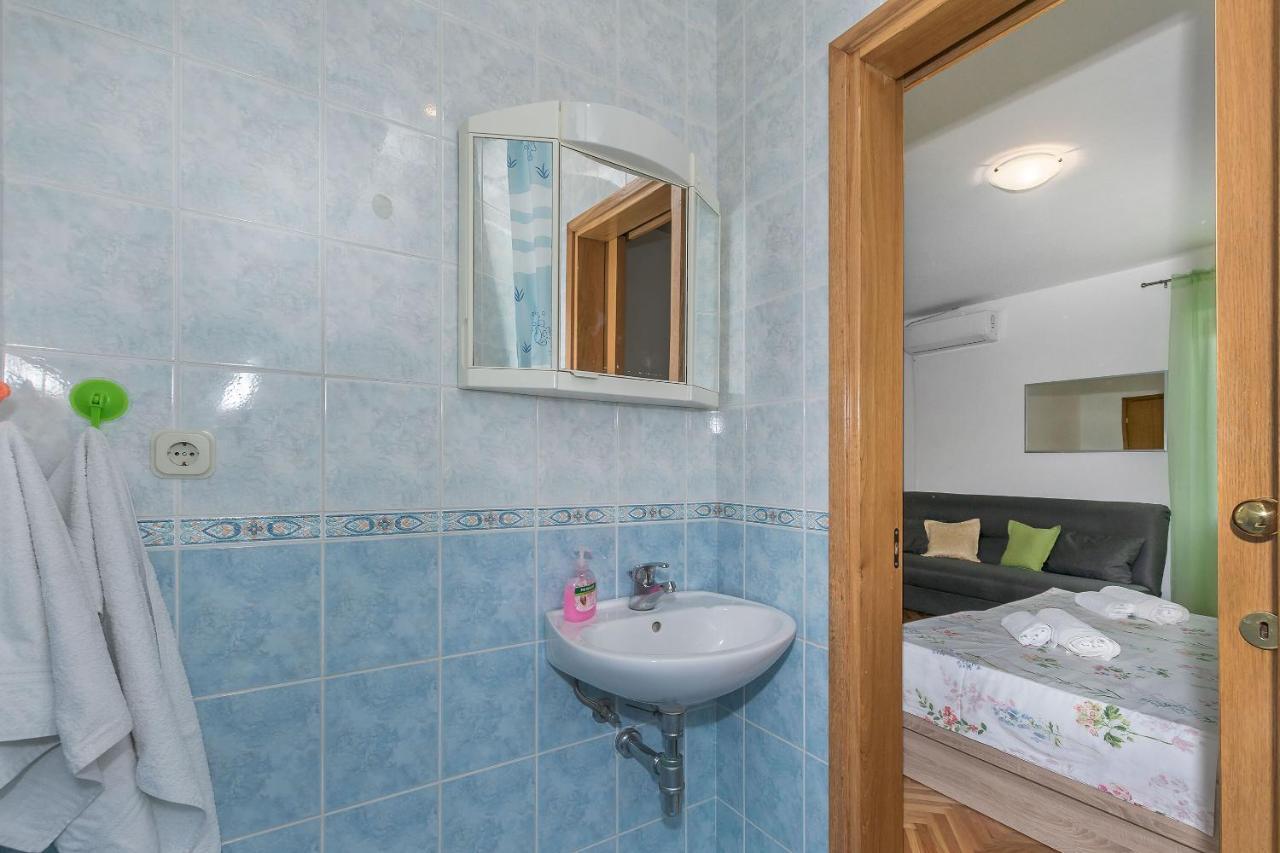 Apartments And Room Nevenka Makarska Exterior photo