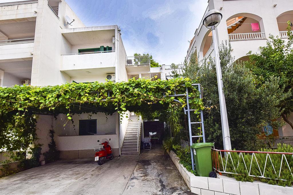 Apartments And Room Nevenka Makarska Exterior photo