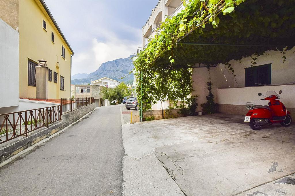 Apartments And Room Nevenka Makarska Exterior photo