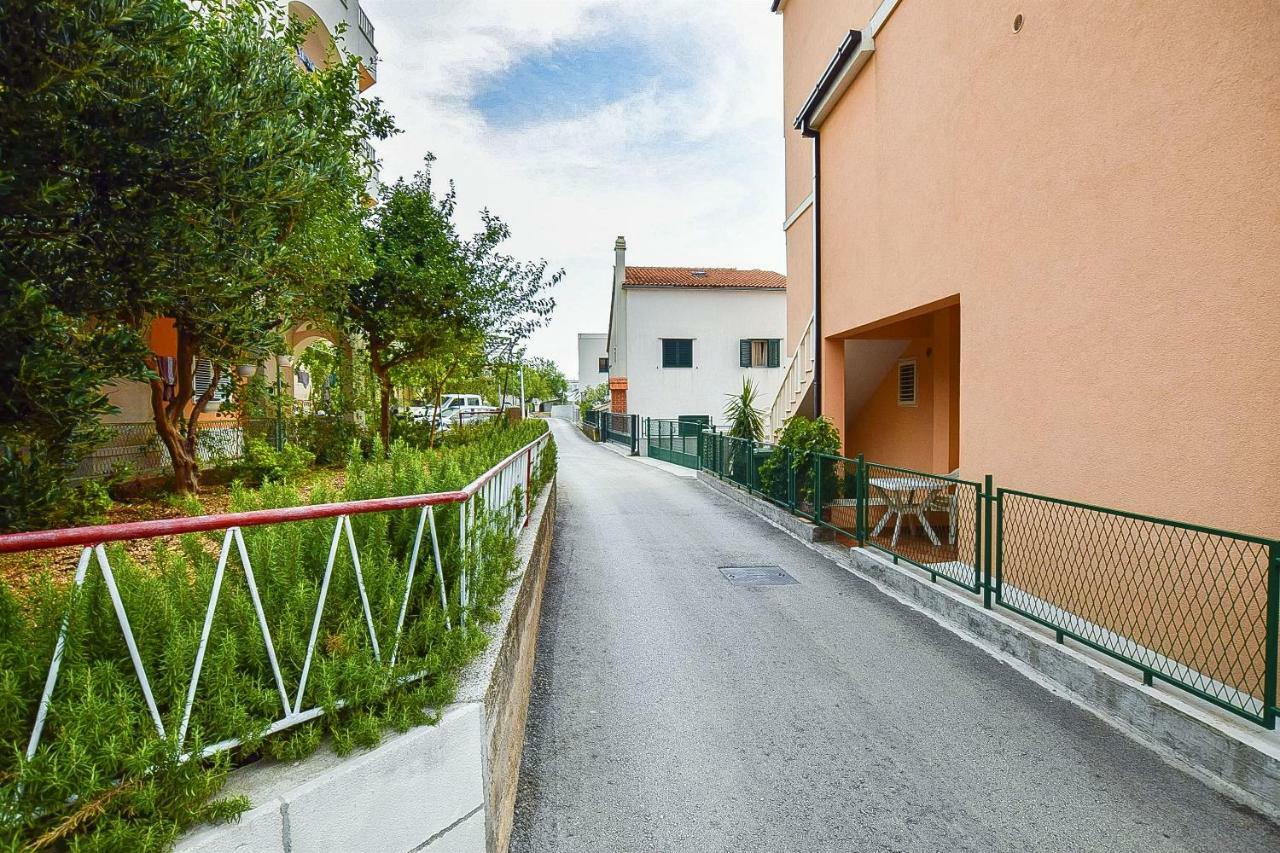 Apartments And Room Nevenka Makarska Exterior photo